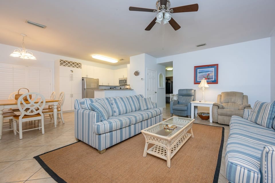 Condo, 2 Bedrooms | Living area