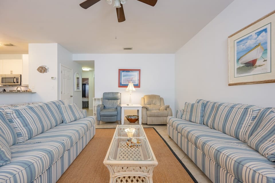 Condo, 2 Bedrooms | Living area