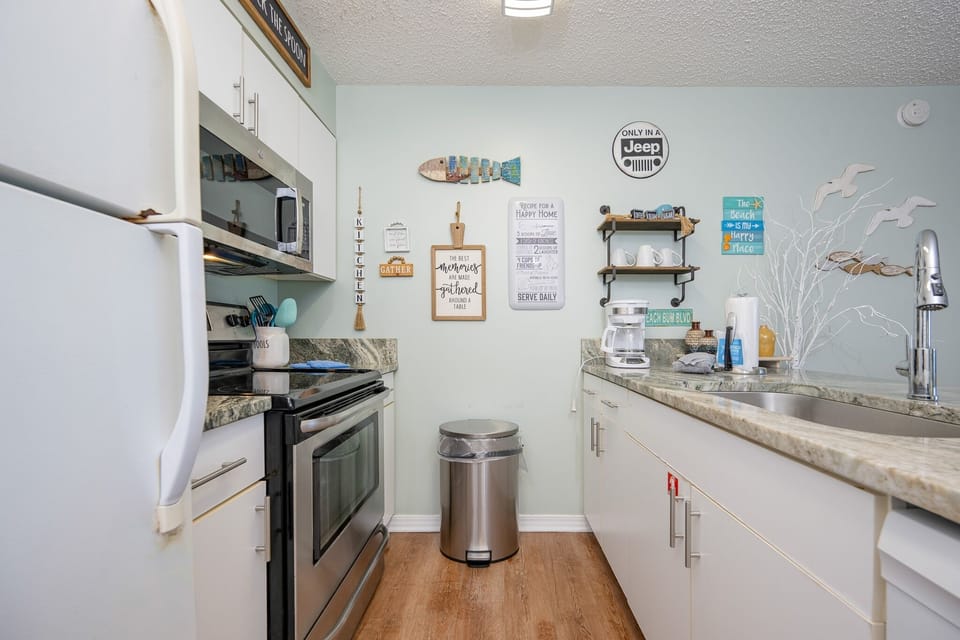 Condo, 1 Bedroom | Private kitchen | Coffee/tea maker, fridge, oven