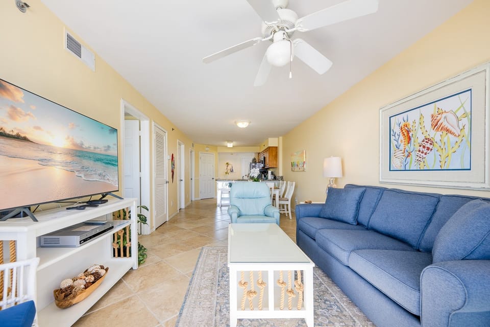 Condo, 2 Bedrooms | Living area