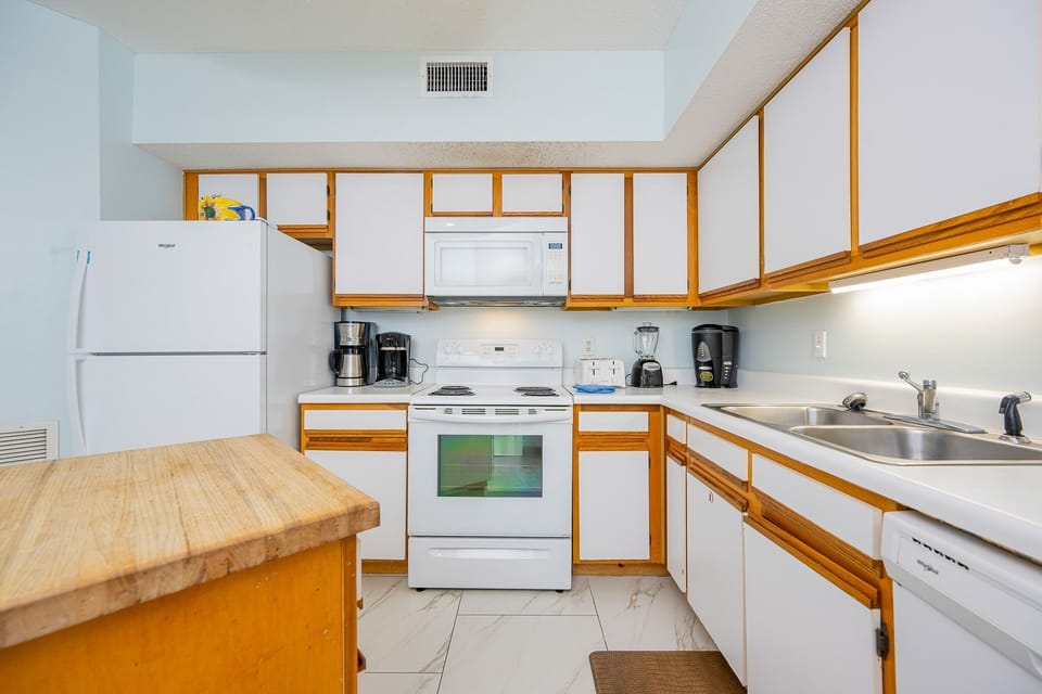 Condo, 3 Bedrooms | Private kitchen | Coffee/tea maker, fridge, oven