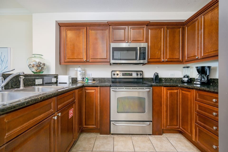 Condo, 3 Bedrooms | Private kitchen | Coffee/tea maker, fridge, oven