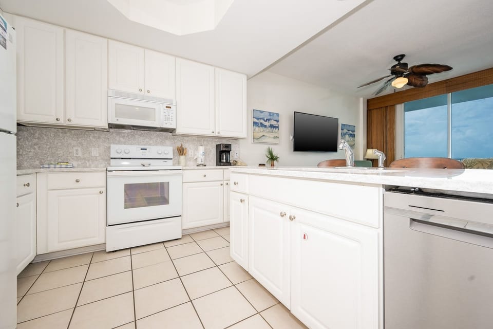 Condo, 3 Bedrooms | Private kitchen | Coffee/tea maker, fridge, oven