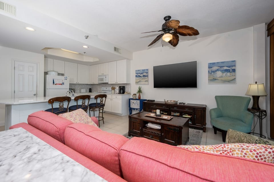 Condo, 3 Bedrooms | Living area