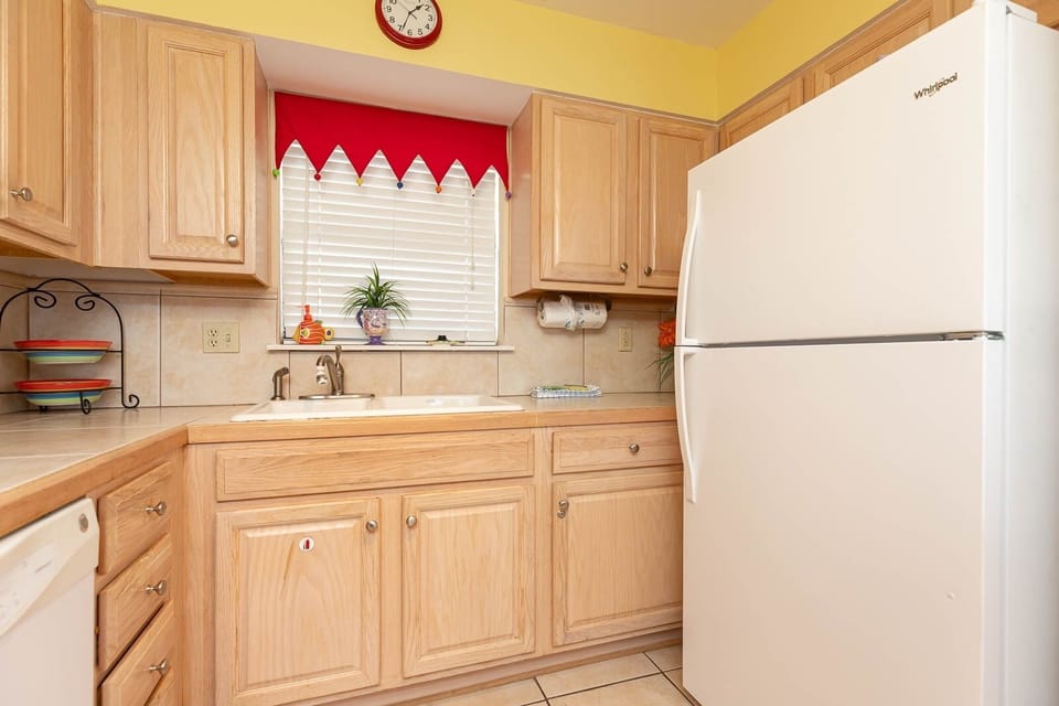 Condo, 2 Bedrooms | Private kitchen | Fridge, oven, coffee/tea maker