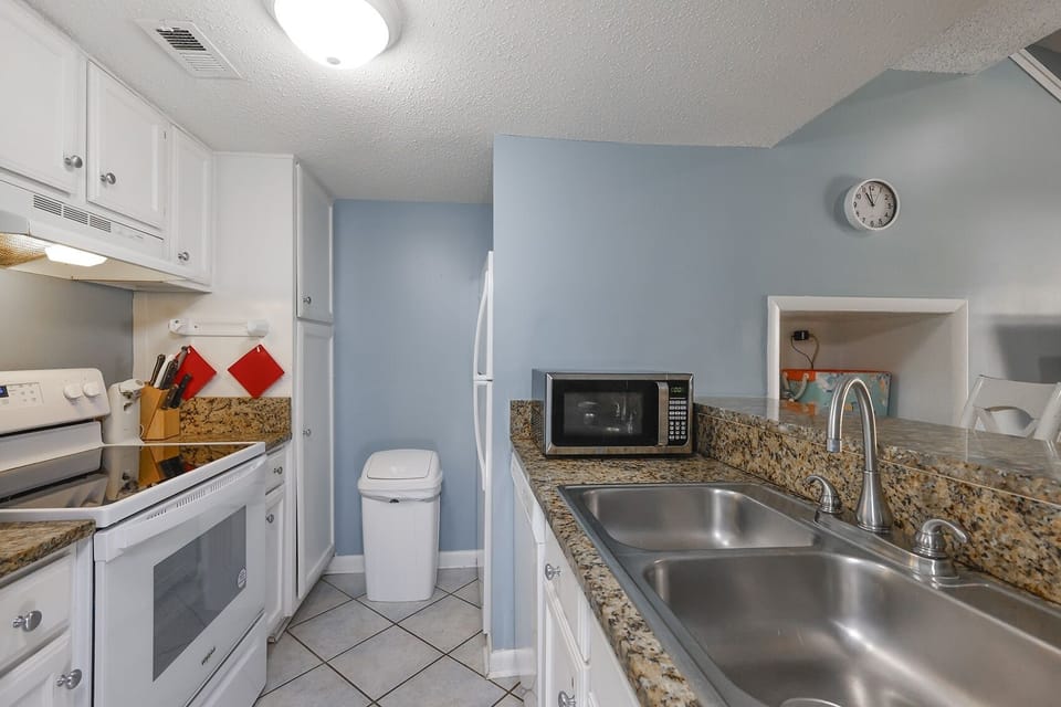 Condo, 1 Bedroom | Private kitchen | Fridge, oven, coffee/tea maker