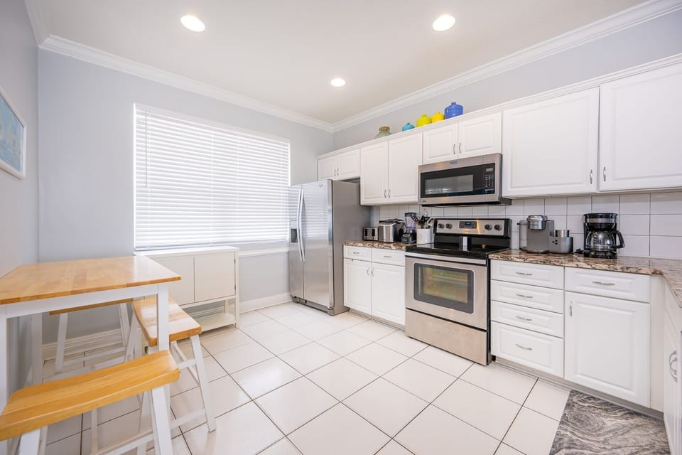 House, 5 Bedrooms | Private kitchen | Coffee/tea maker, fridge, oven