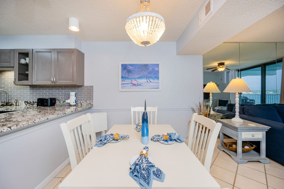 Condo, 2 Bedrooms | Dining