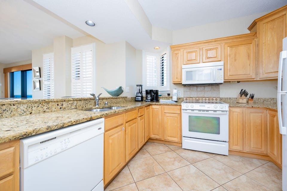 Condo, 3 Bedrooms | Private kitchen | Coffee/tea maker, fridge, oven