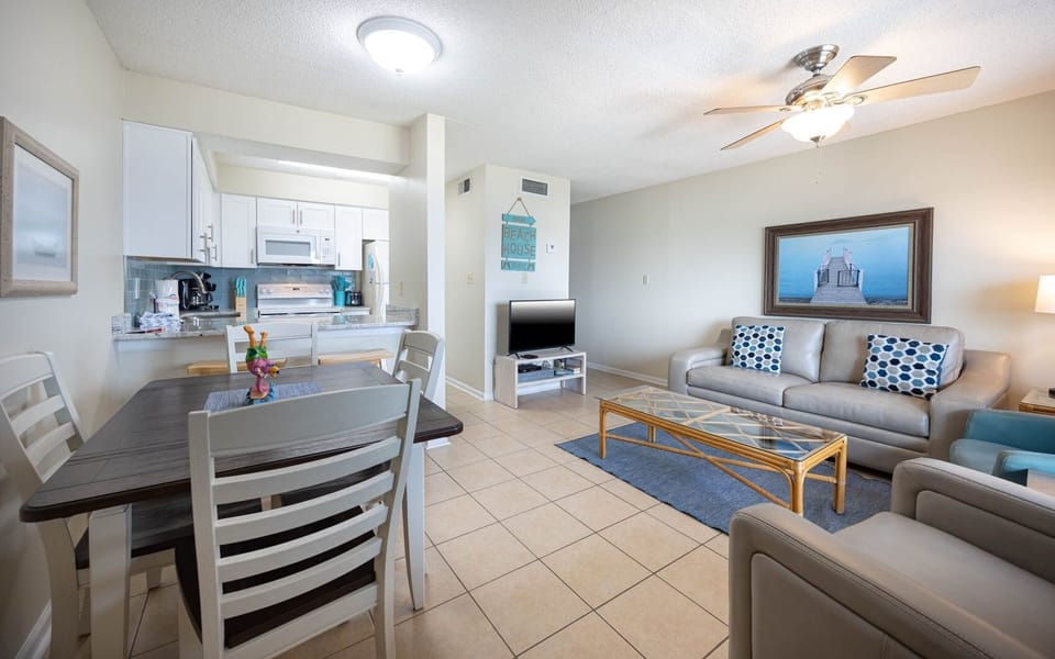 Condo, 1 Bedroom | Private kitchen | Fridge, oven, coffee/tea maker