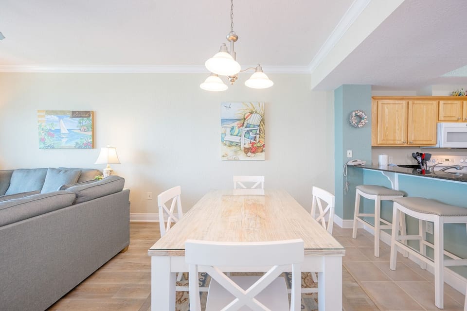 Condo, 2 Bedrooms | Dining