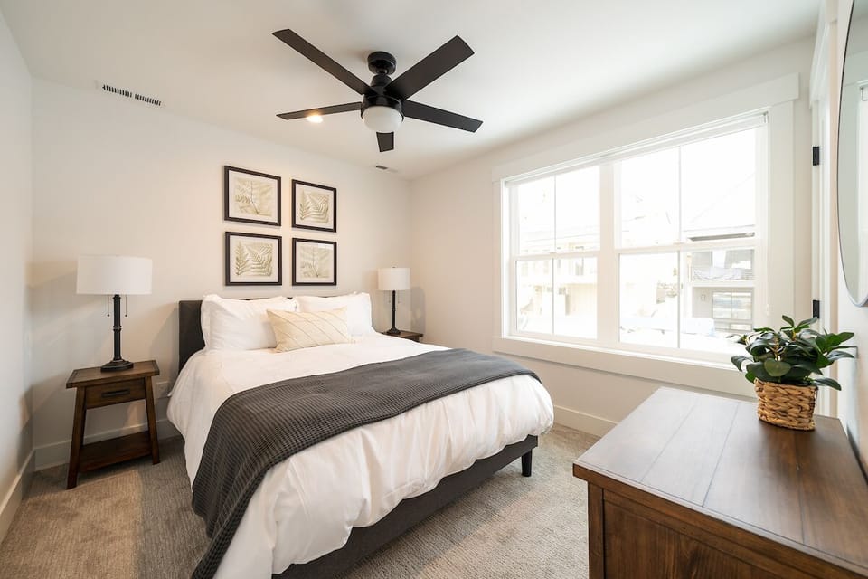 `Upper Level Queen Bedroom #1