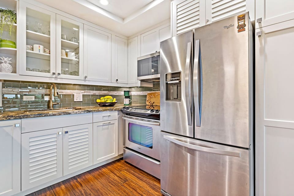 Kitchen - Fully equipped kitchen with full-size appliances and granite countertops