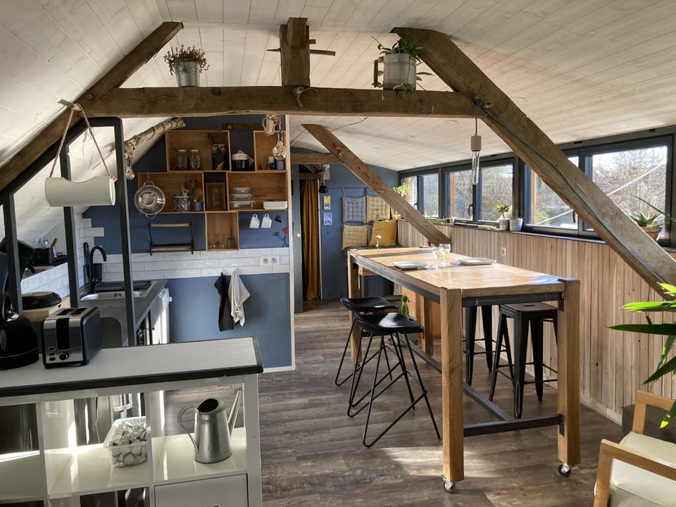 Panoramic Studio, Multiple Beds, Garden View | Living area