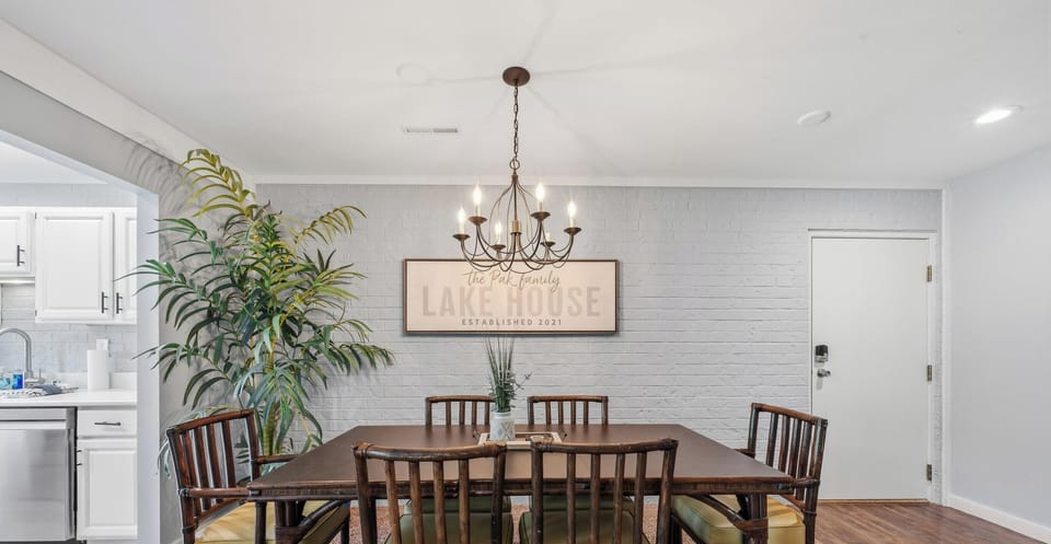 Dining area. Seating for 6