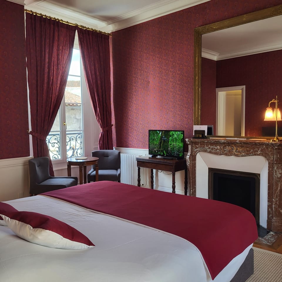 Chambre Lonzac | Individually decorated, individually furnished, desk, laptop workspace