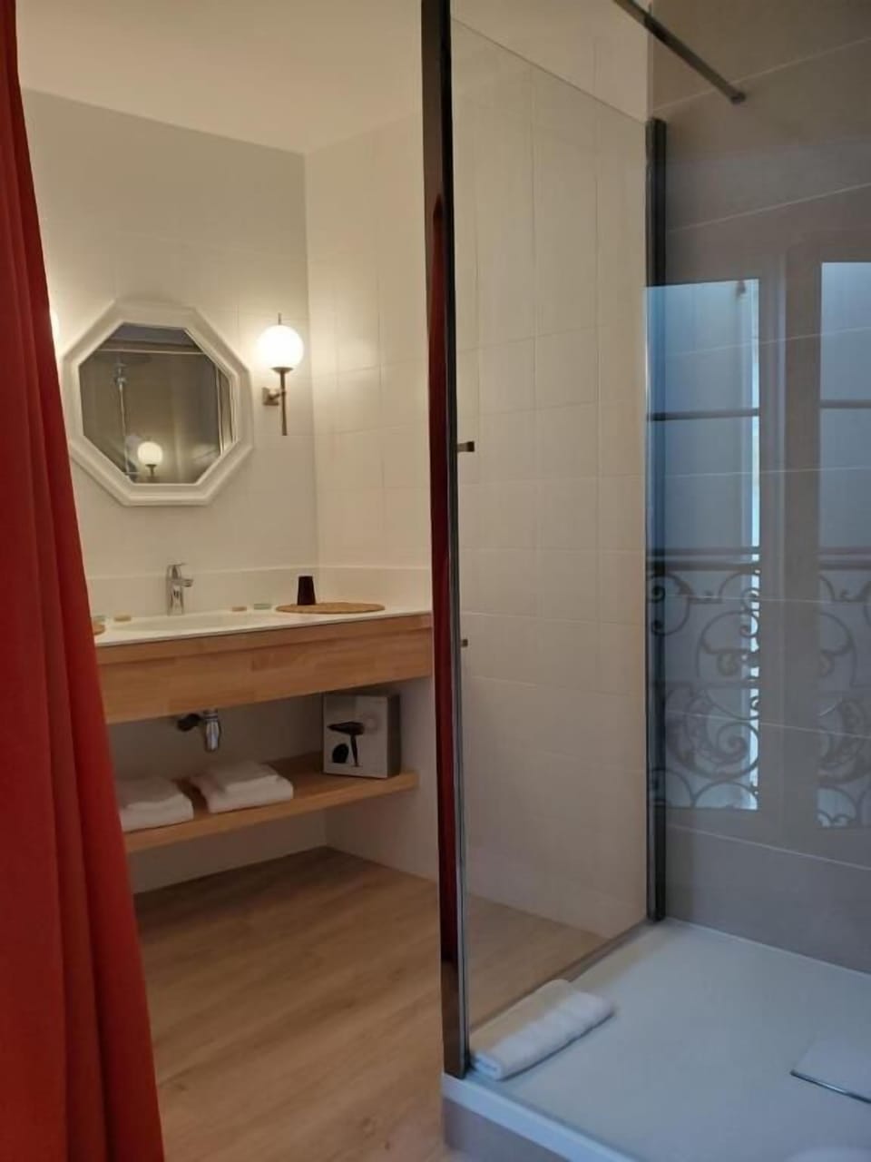 Chambre Salignac | Bathroom | Hair dryer, towels, soap, shampoo