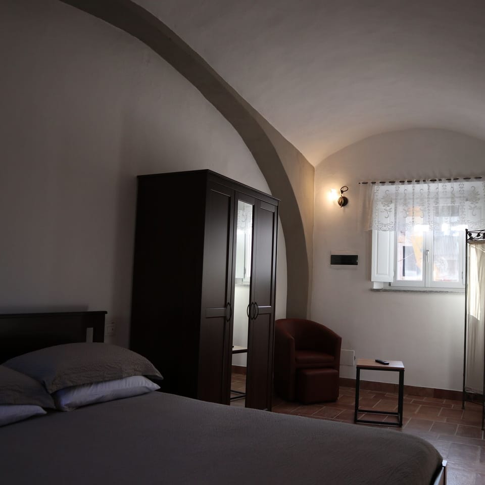 Junior Studio Suite | In-room safe, desk, laptop workspace, iron/ironing board