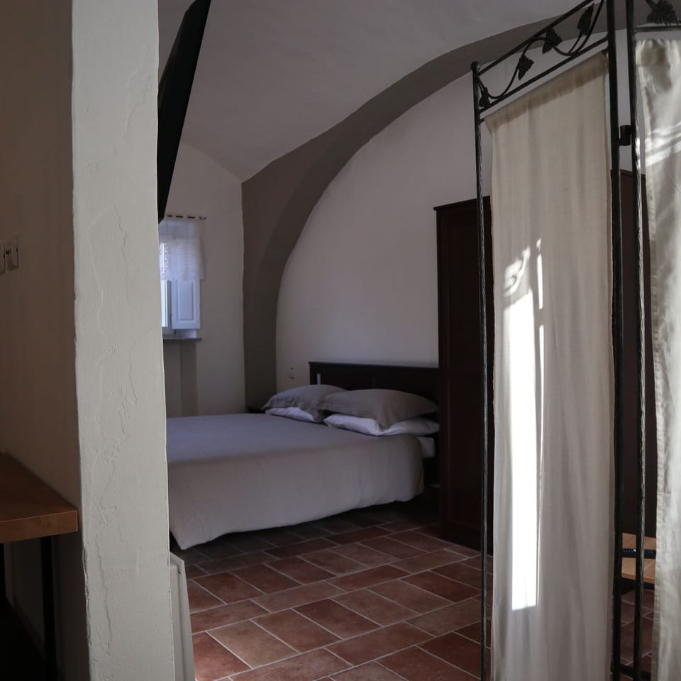 Junior Studio Suite | In-room safe, desk, laptop workspace, iron/ironing board