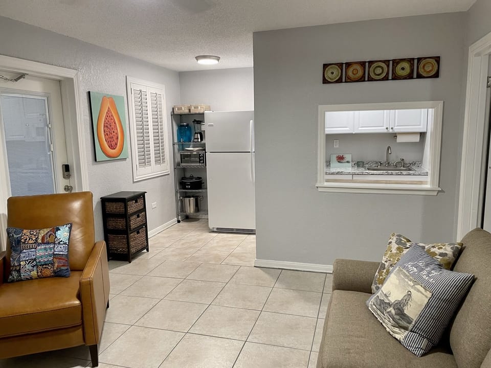 Open floor plan to kitchen