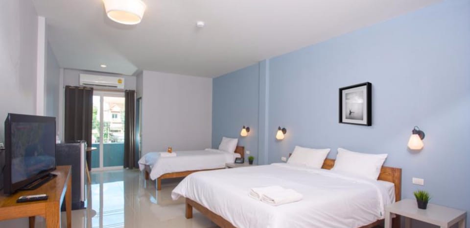 Standard Triple bed room | In-room safe, desk, free WiFi