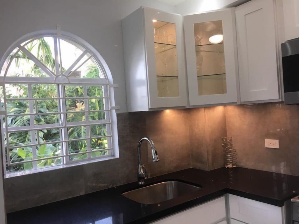 Coffee/tea maker, dining table