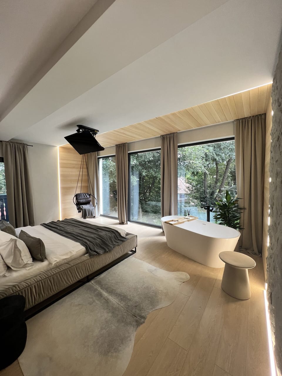 Junior Suite | 1 bedroom, hypo-allergenic bedding, desk, free WiFi