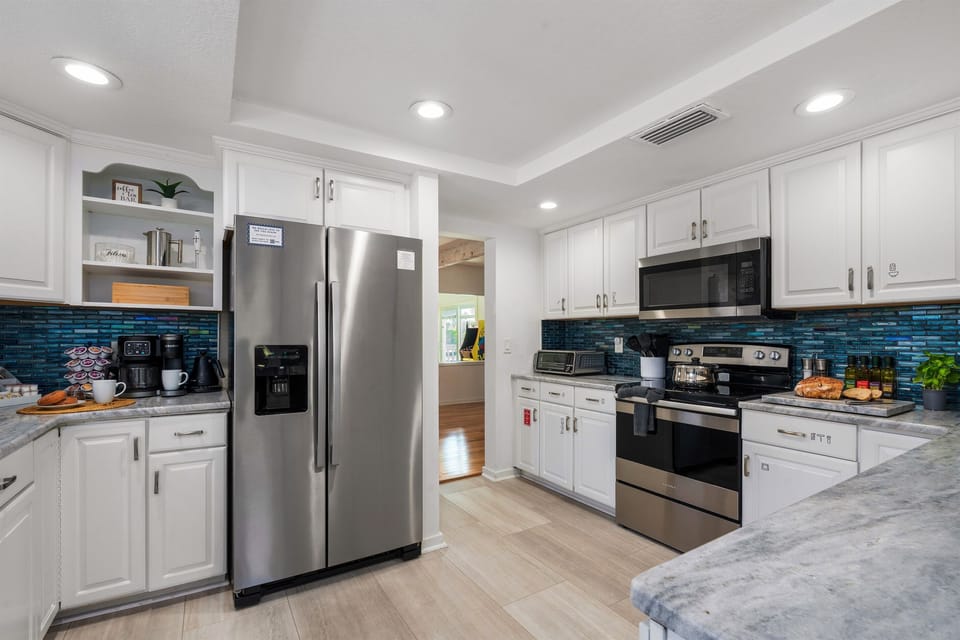 Fully stocked chef’s kitchen — ideal for seafood boils and holiday meals.
