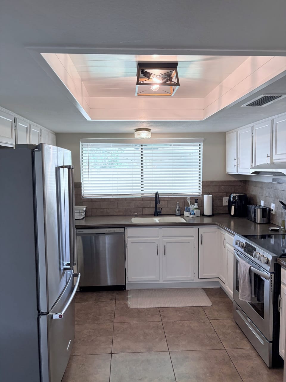 Fully stocked kitchen with microwave (BBQ outside on the patio)