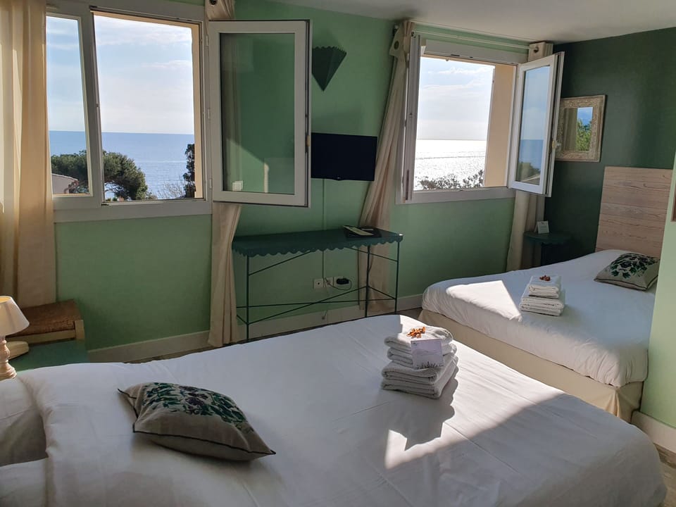 Superior Quadruple Room | Individually decorated, individually furnished, laptop workspace