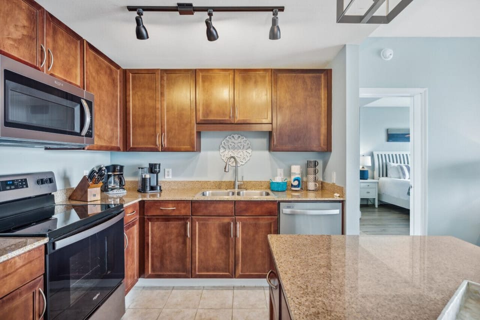 Well Equipped Kitchen with Island!