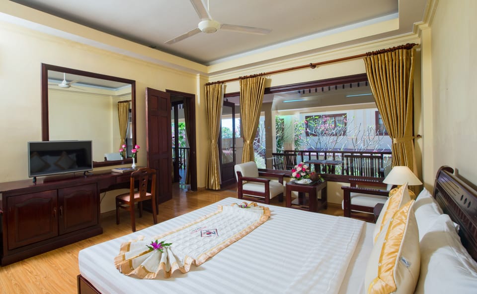 Deluxe Room (Hillside) | 1 bedroom, premium bedding, minibar, in-room safe