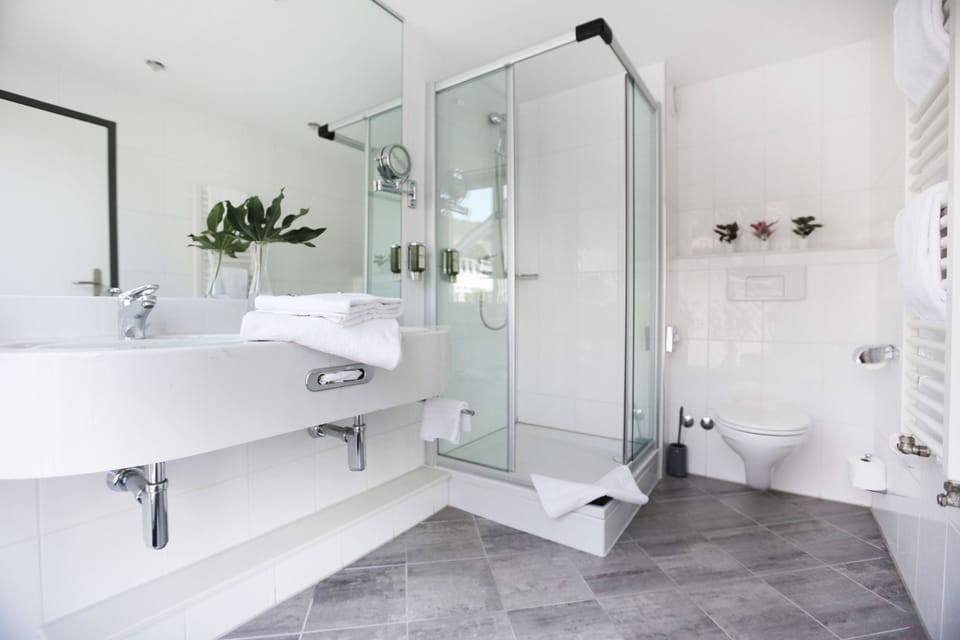 Standard Double Room | Bathroom | Hair dryer, towels