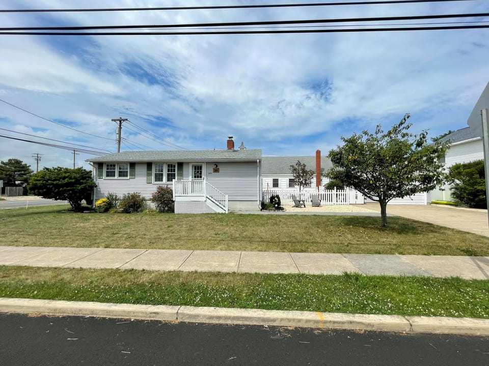 Large yard with driveway parking 