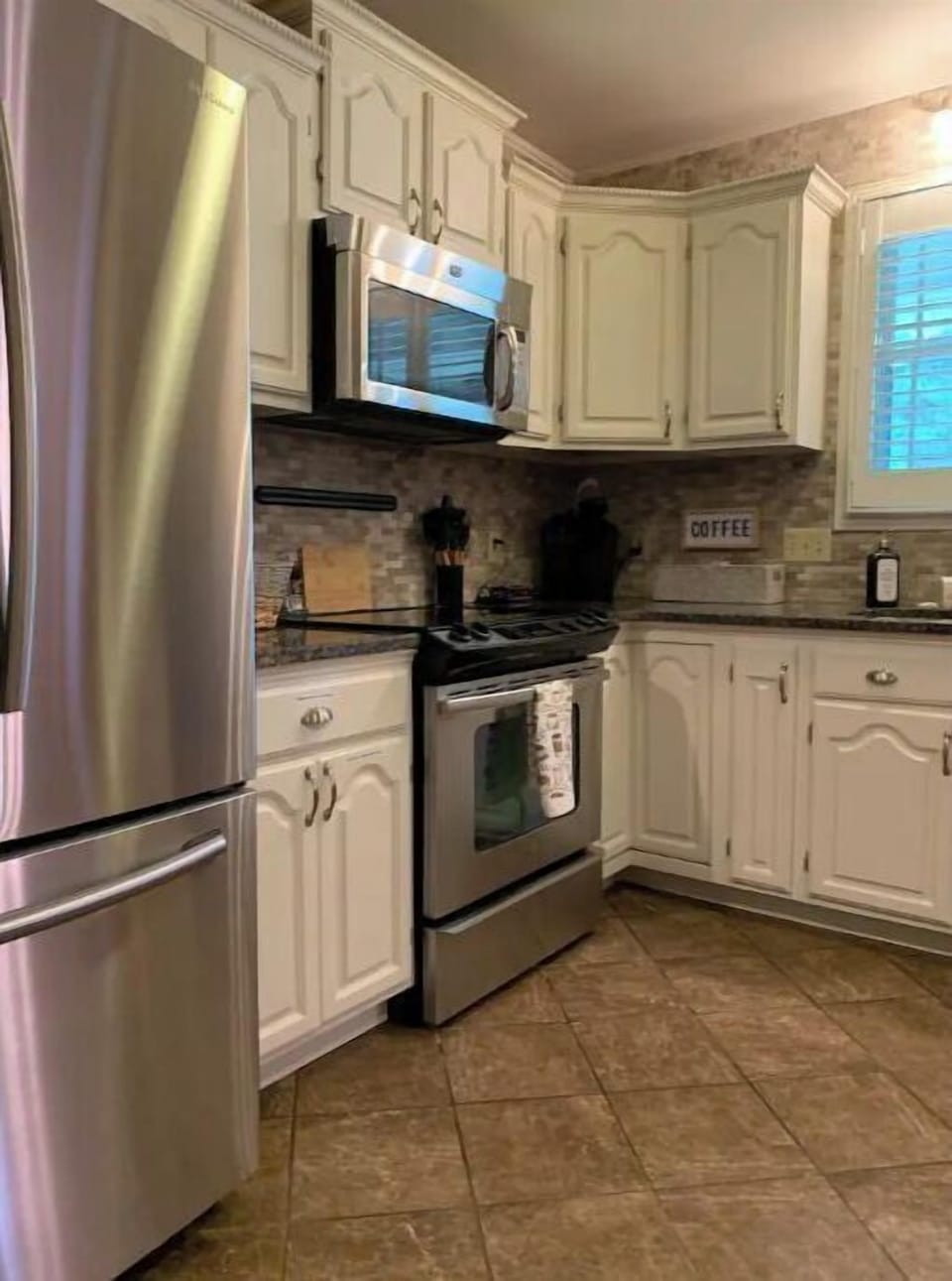 Fully Stocked Kitchen - all appliances included