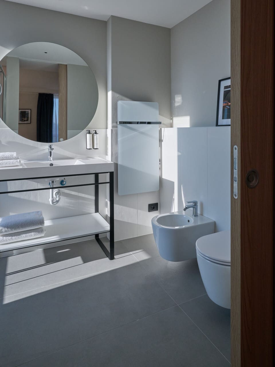 Combined shower/tub, free toiletries, hair dryer, slippers