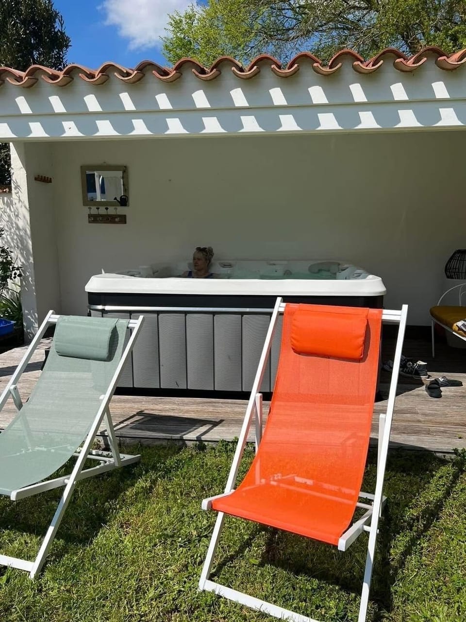 Outdoor spa tub