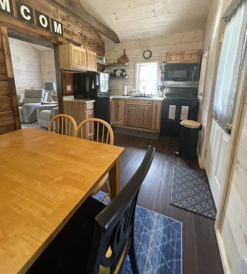 Full kitchen and dining space for 6. 