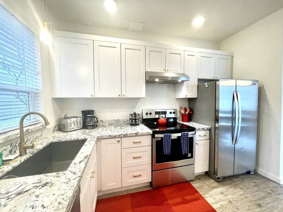 Fully stocked kitchen with everything you need to whip up a meal or just call in to one of the many surrounding restaurants!
