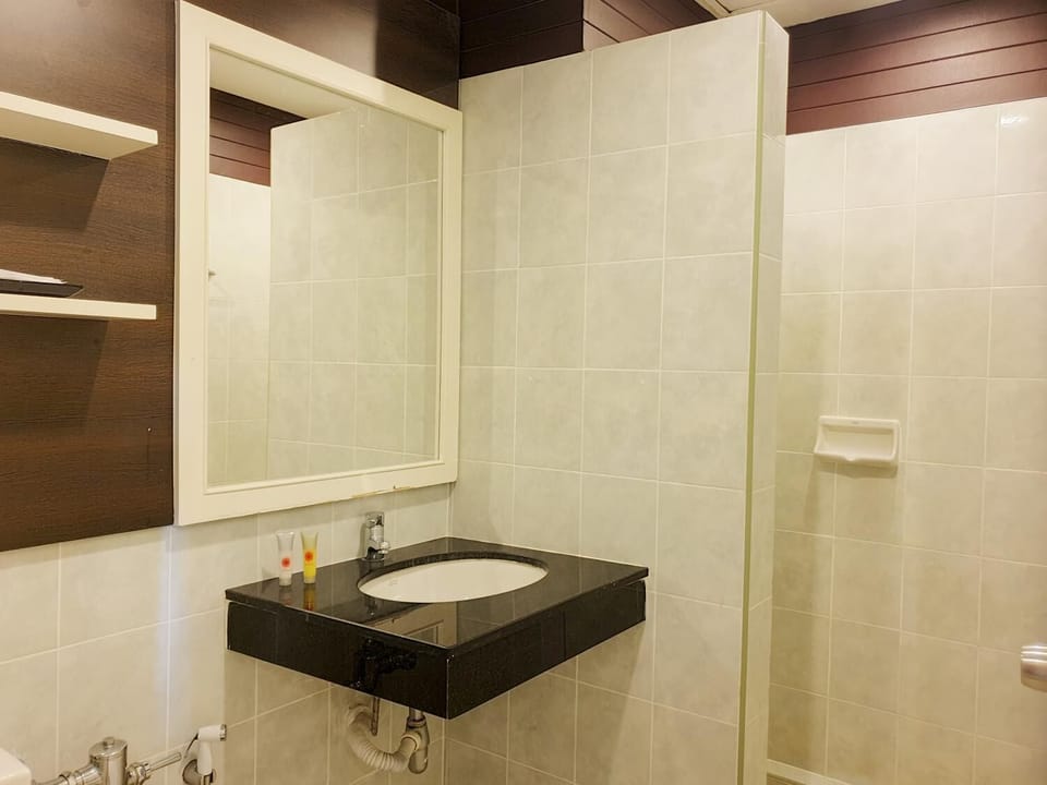 Shower, free toiletries, slippers, towels