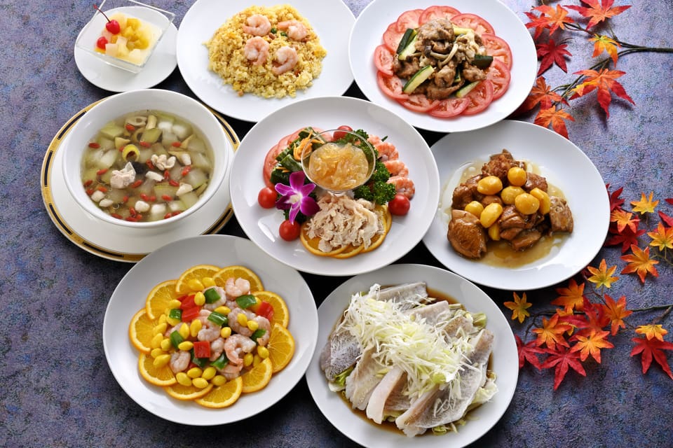3 restaurants; lunch and dinner served