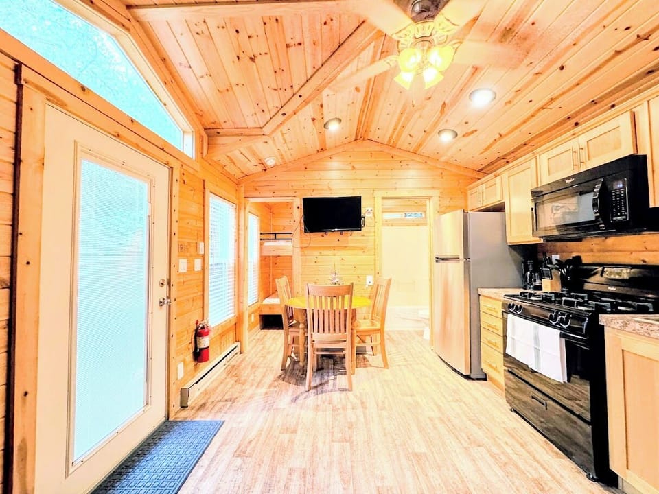 Full-size fridge, microwave, oven, toaster