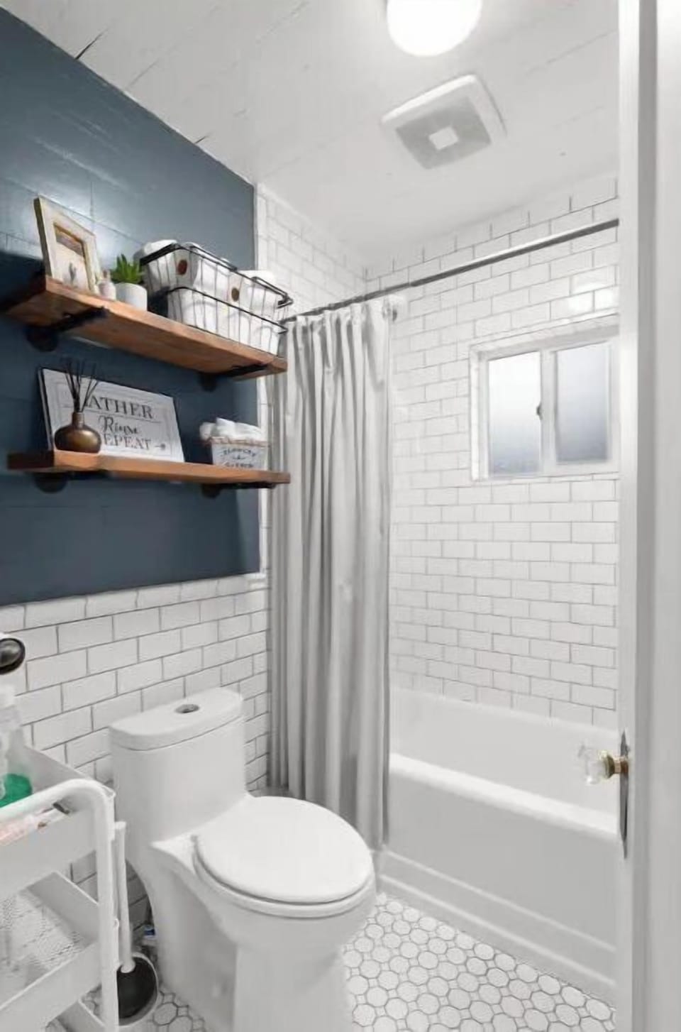 Full bathroom stocked with shampoo, conditioner and body wash