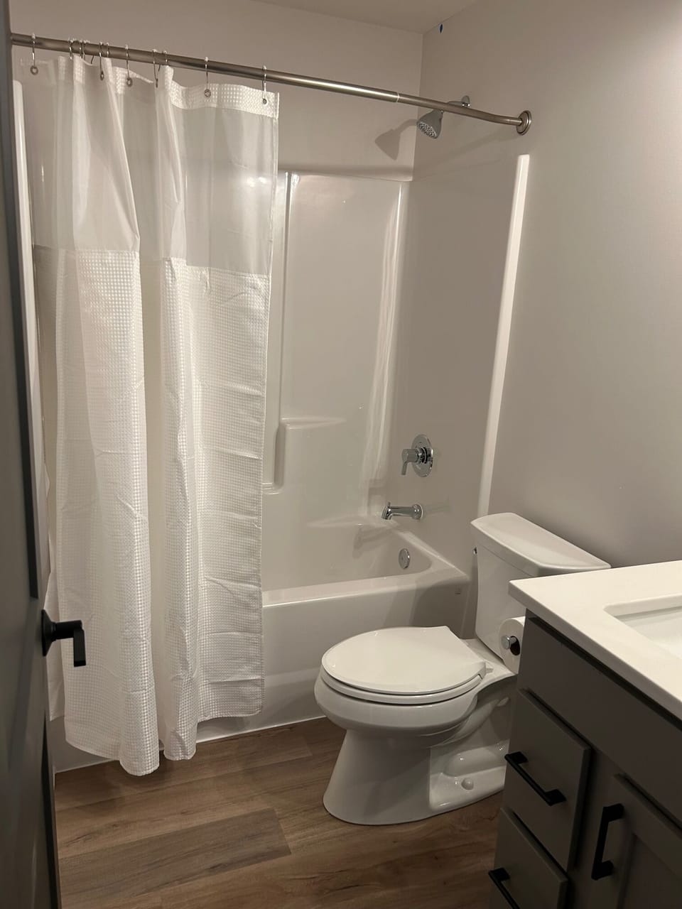 Bathroom 2 with tub