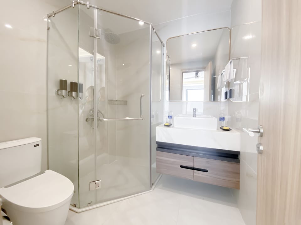 Family Triple Room | Bathroom | Shower, rainfall showerhead, designer toiletries, hair dryer