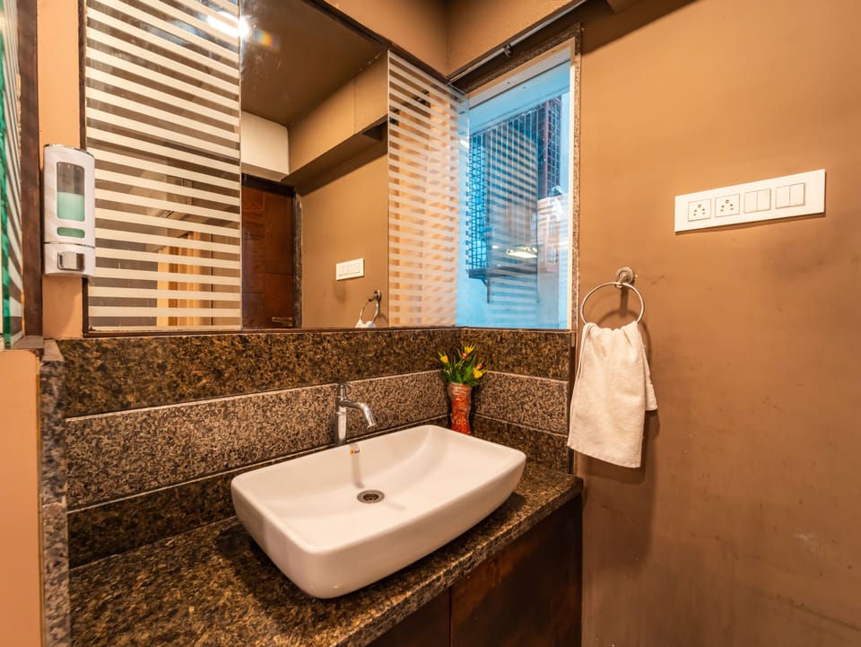 Premium Room | Bathroom | Shower, towels