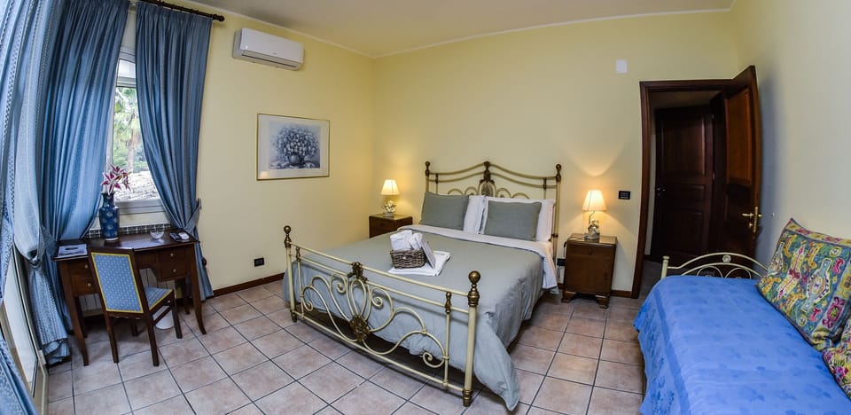 Quadruple Room | Individually furnished, desk, laptop workspace, soundproofing