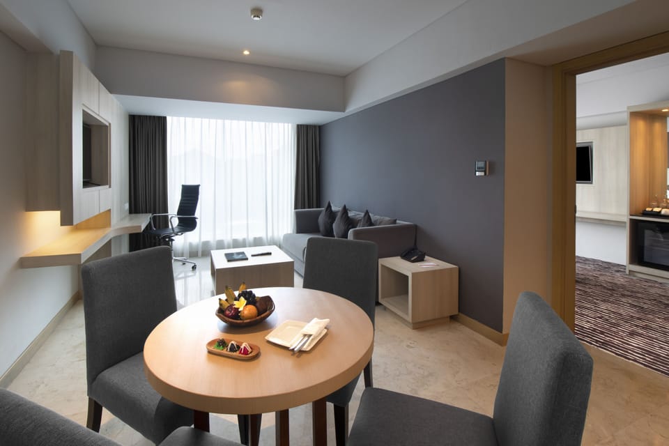 Executive Suite, 1 King Bed | Living area | 32-inch LCD TV with satellite channels, TV