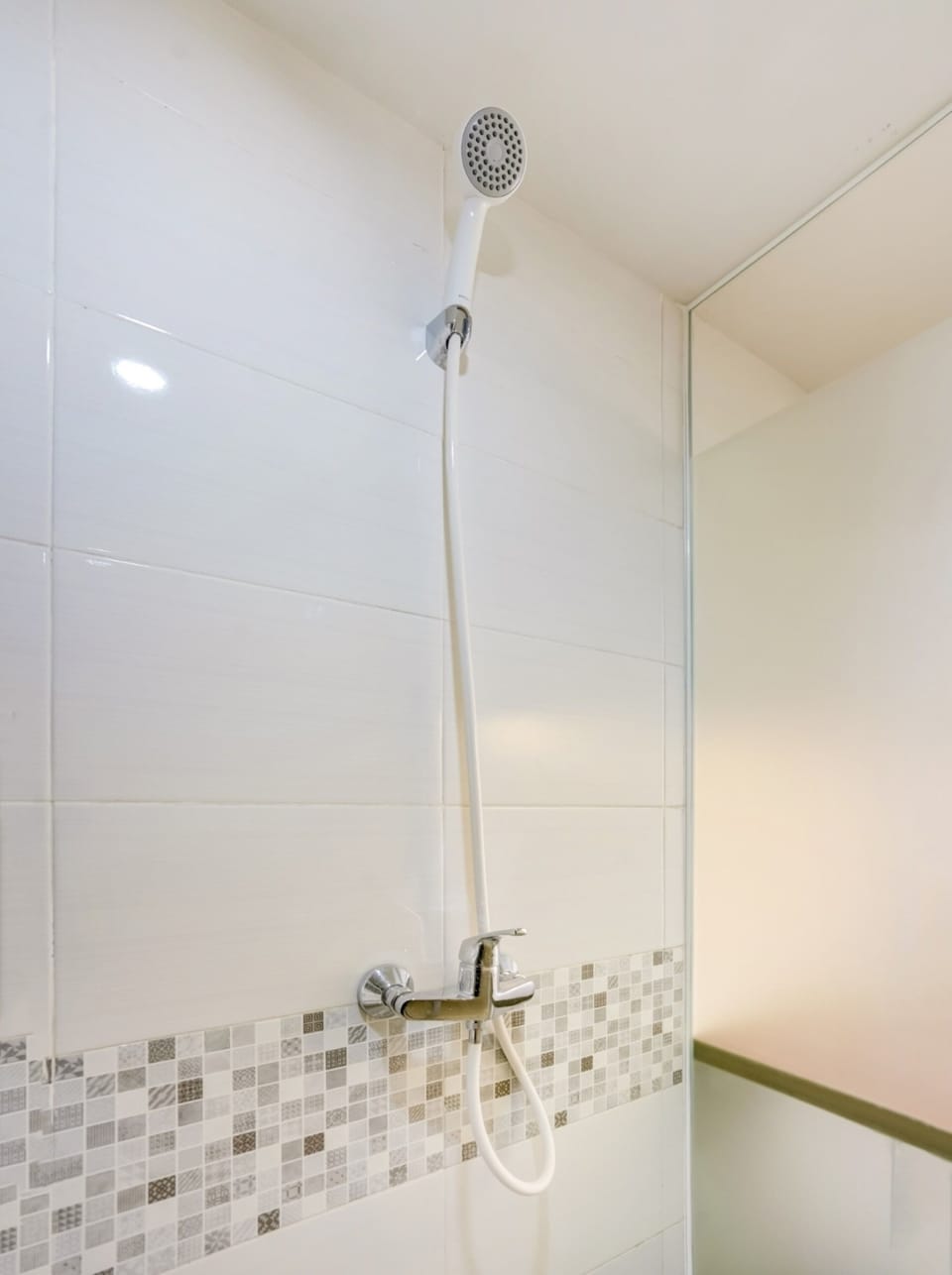 Deluxe Double Room | Bathroom | Shower, rainfall showerhead, towels, toilet paper