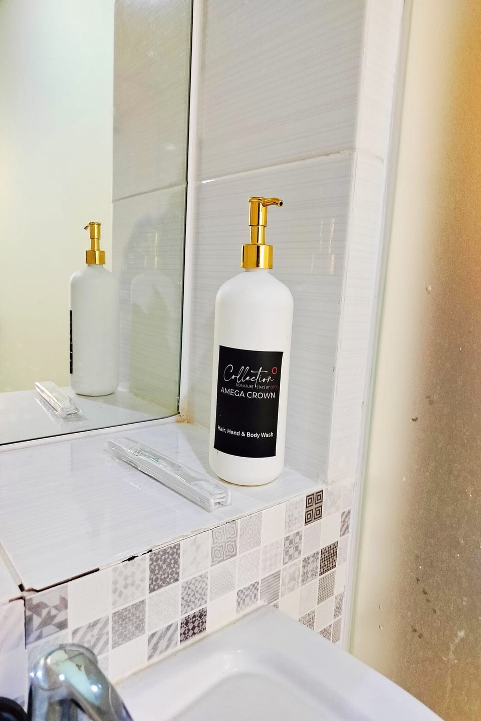 Deluxe Studio | Bathroom | Shower, rainfall showerhead, towels, toilet paper